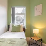 City Centre, Free Parking And Sleeps 8