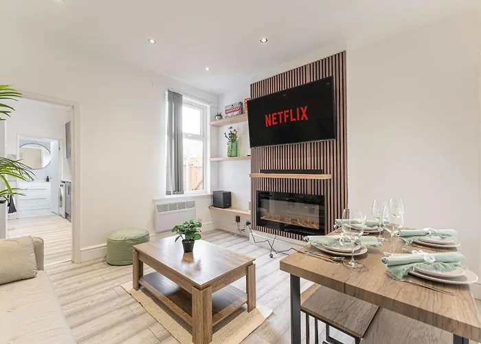 City Centre, Free Parking And Sleeps 8