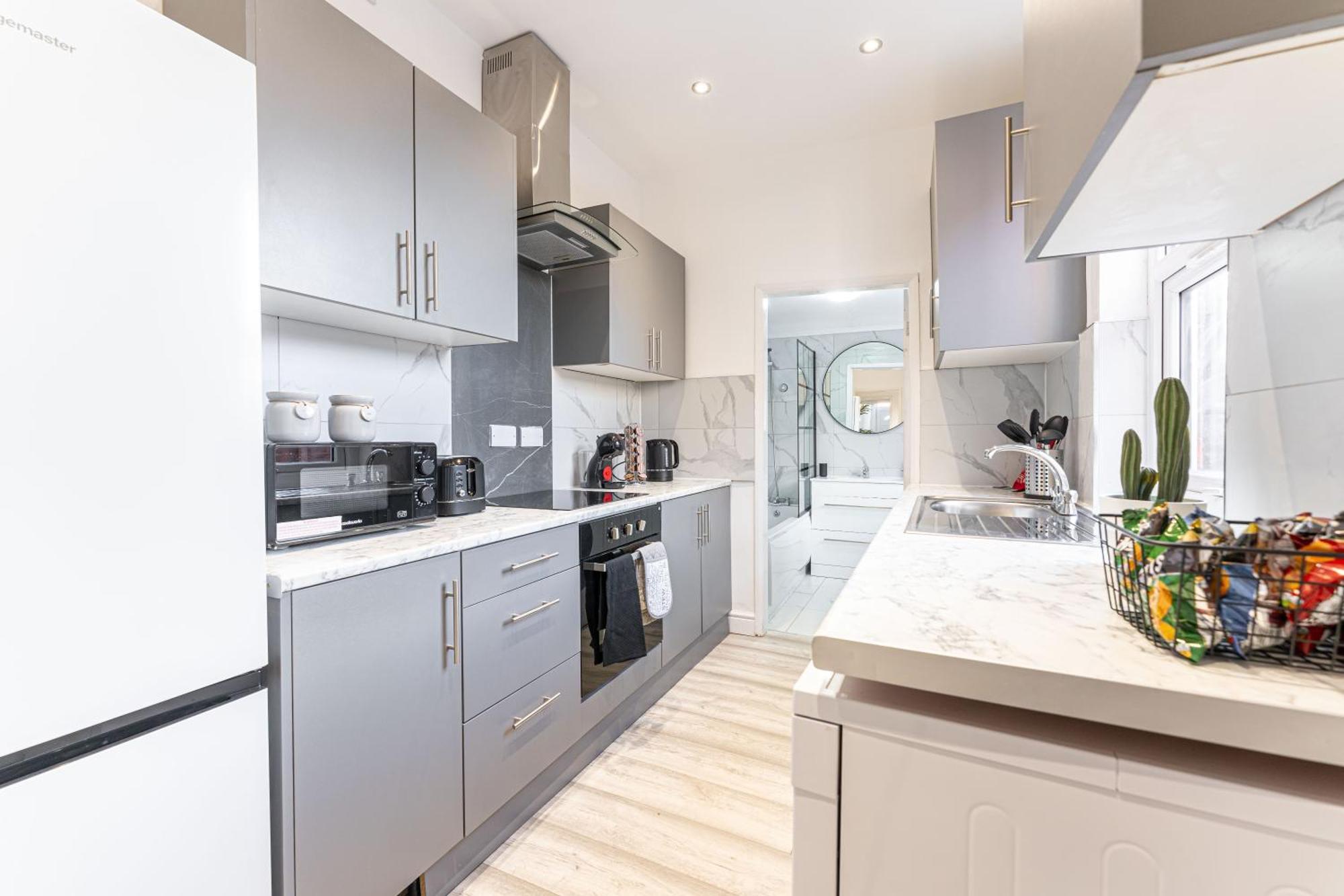 Centre, Free Parking And Sleeps 8