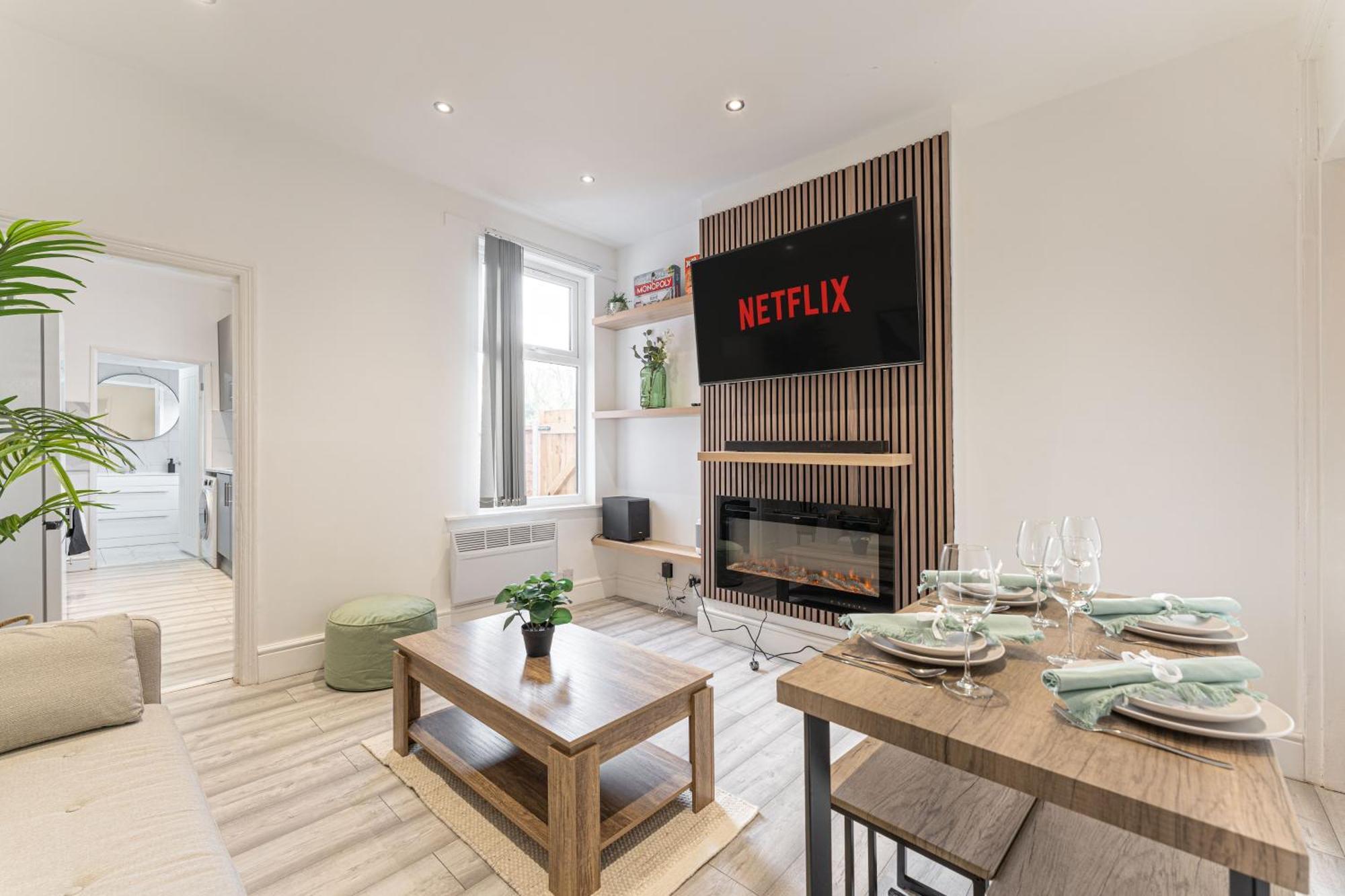 Centre, Free Parking And Sleeps 8 Holiday home Coventry