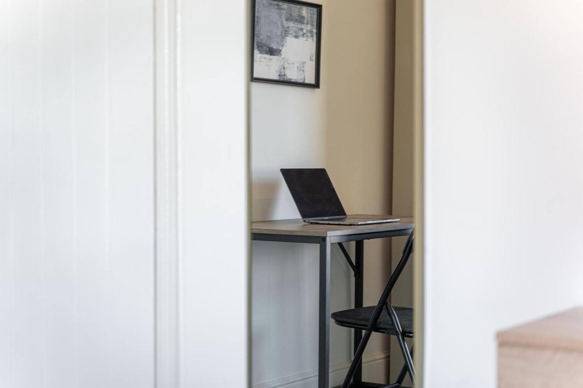 Centre, Free Parking And Sleeps 8 * Coventry