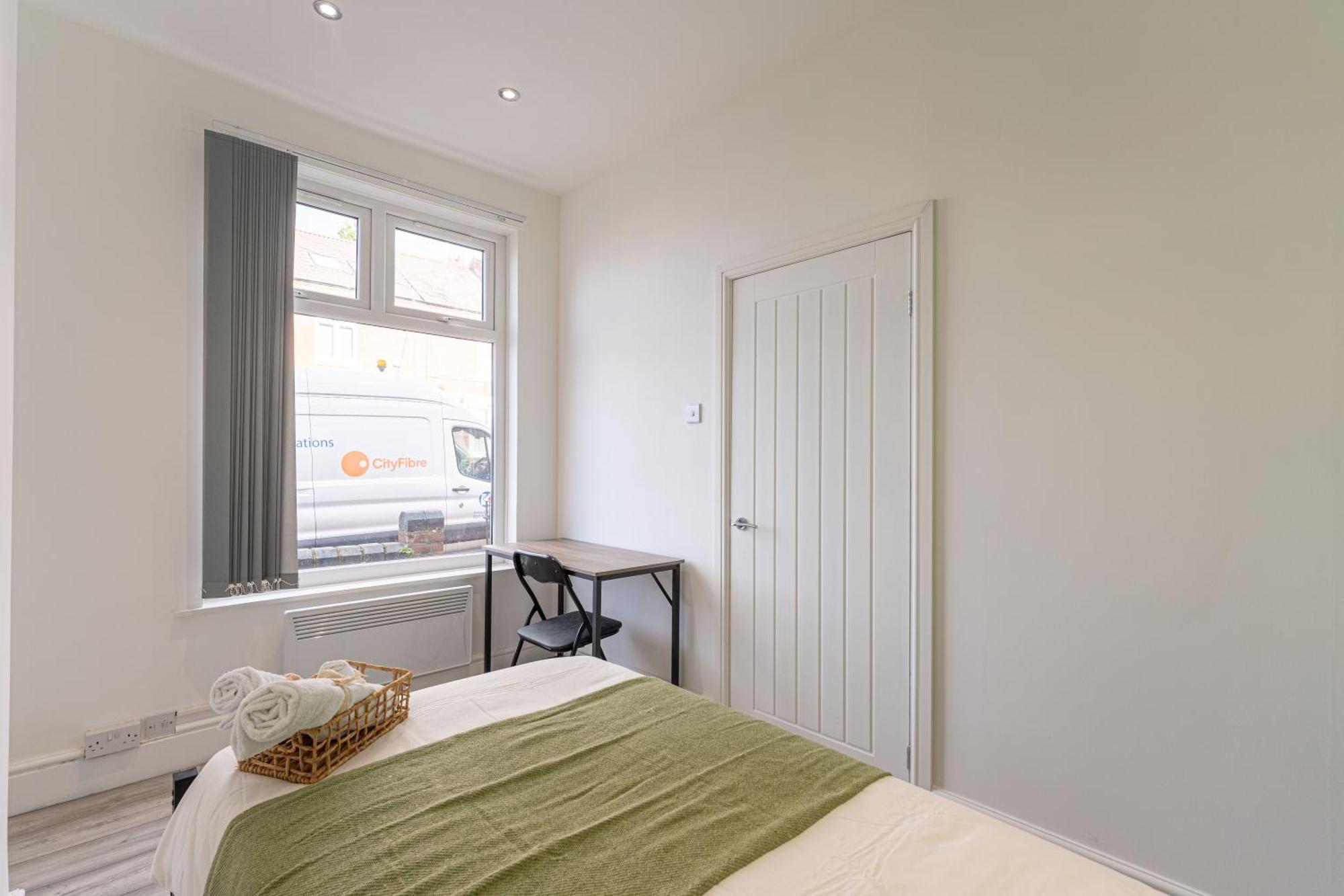 Centre, Free Parking And Sleeps 8