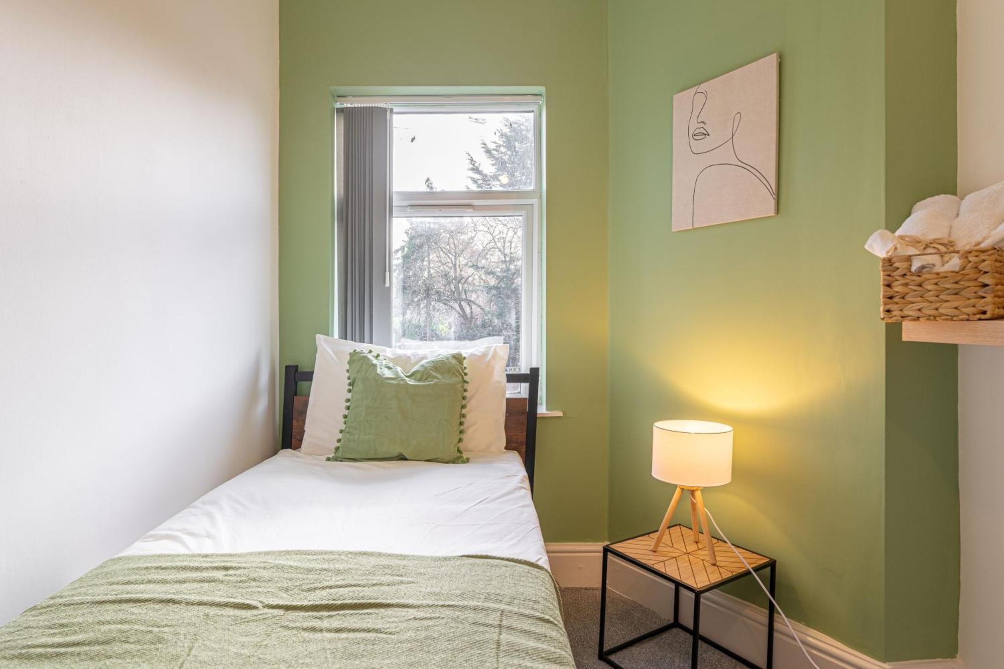 Centre, Free Parking And Sleeps 8 *
