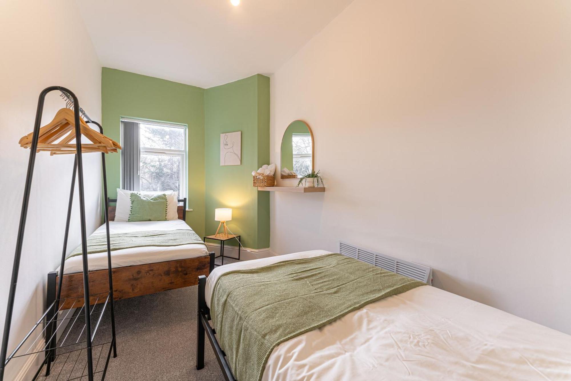 Centre, Free Parking And Sleeps 8 Holiday home *