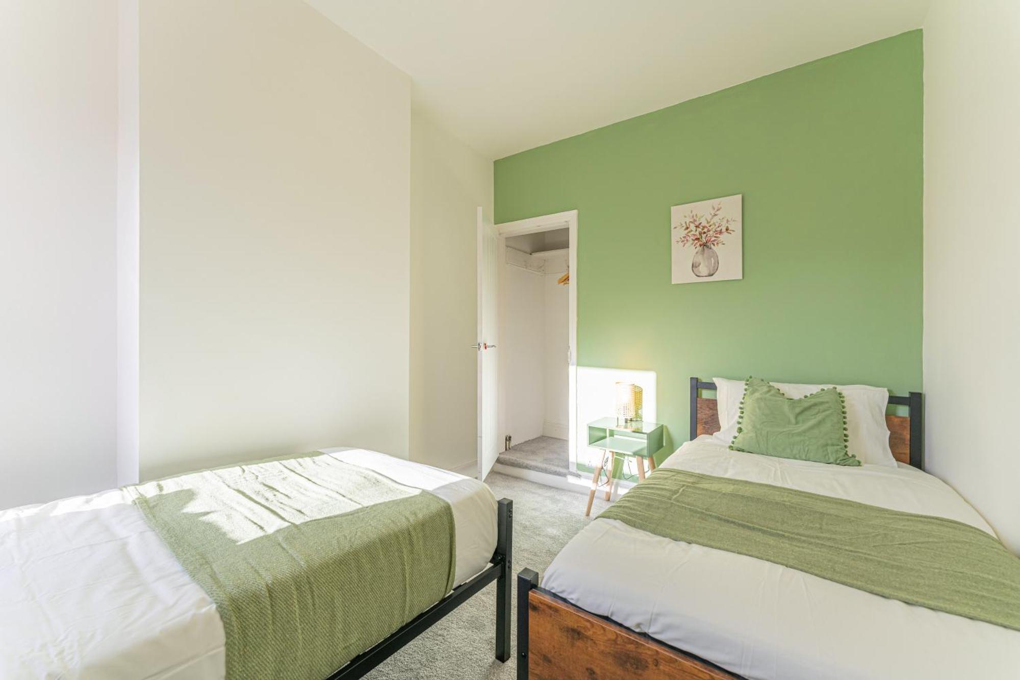 Centre, Free Parking And Sleeps 8 Coventry