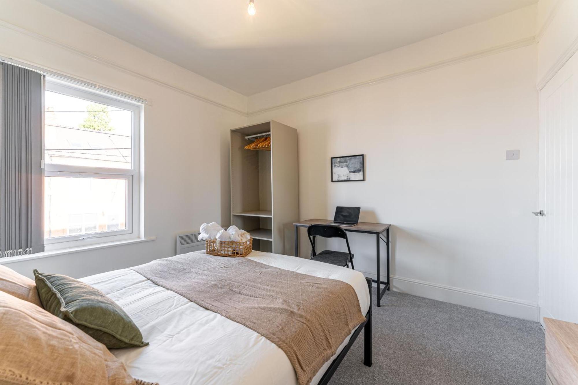 Centre, Free Parking And Sleeps 8 Holiday home *