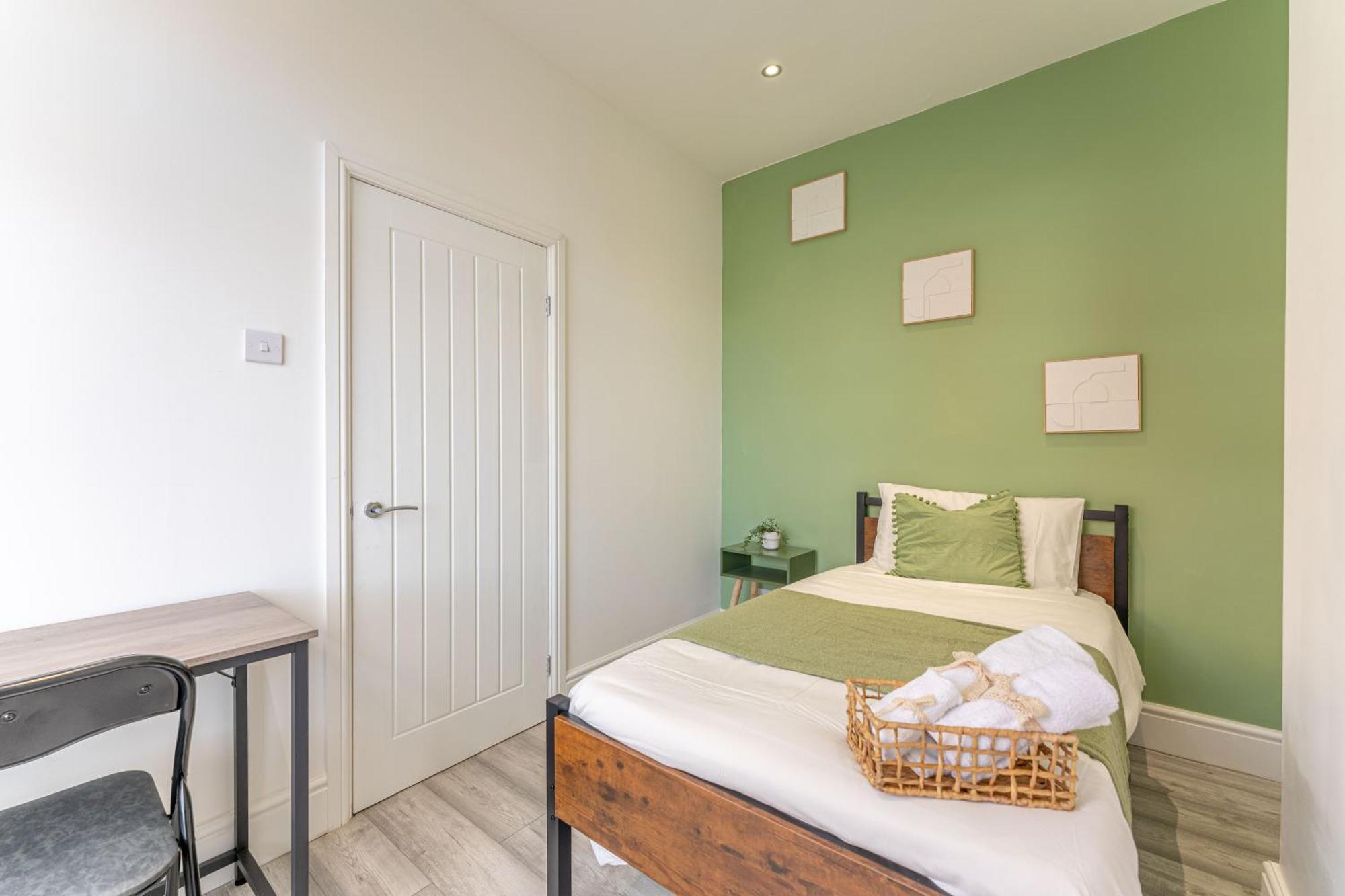 Holiday home Centre, Free Parking And Sleeps 8 *