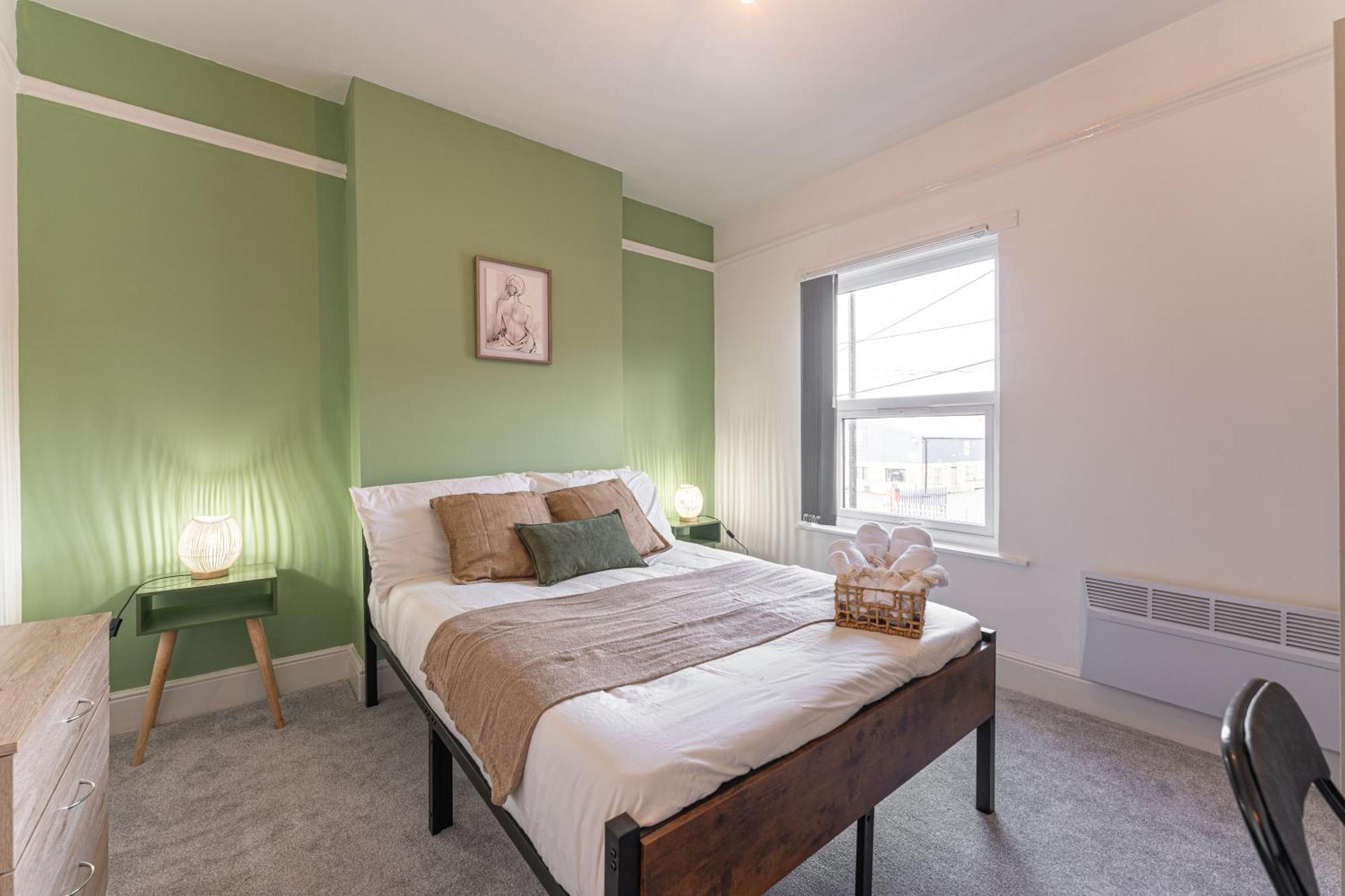 Holiday home Centre, Free Parking And Sleeps 8